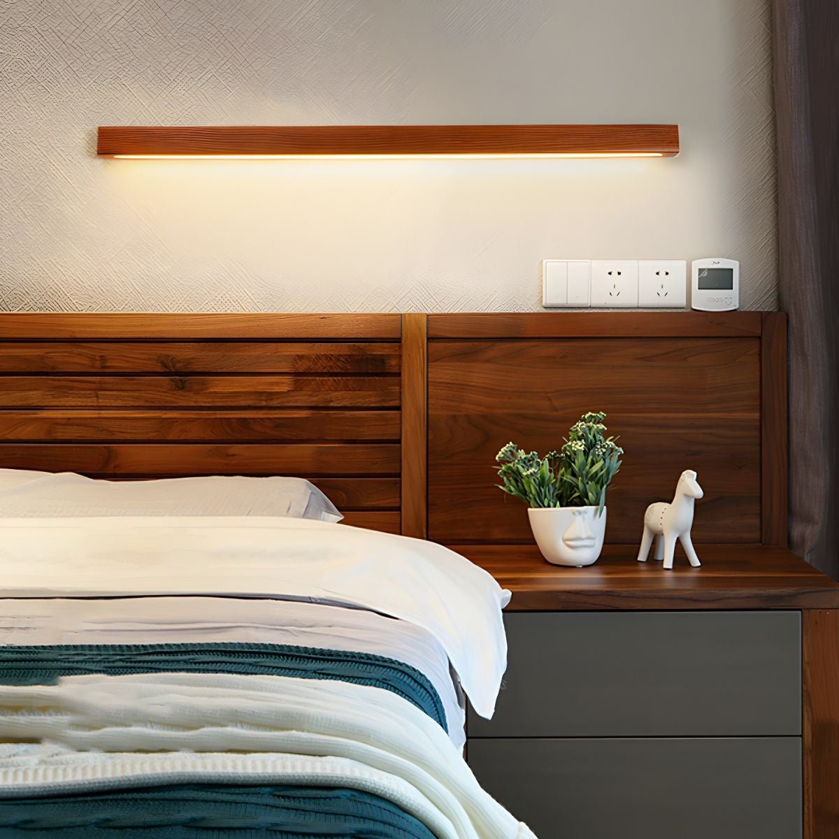Arlo Linear Wood Wall Light, Hardwired Wall Sconce, detail 4