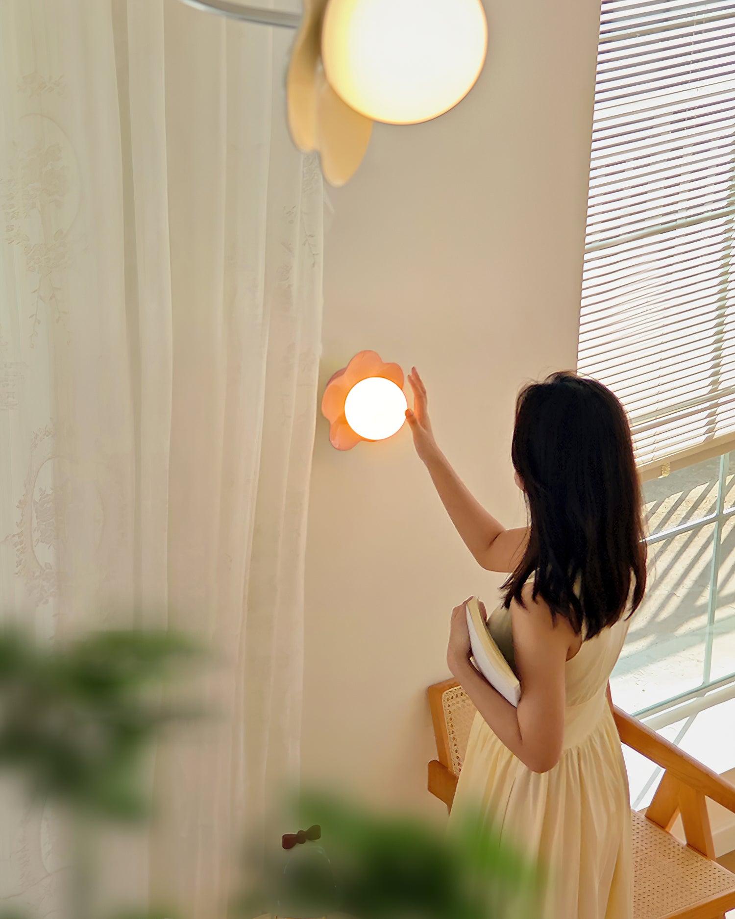 La Fleur Wall Lamp