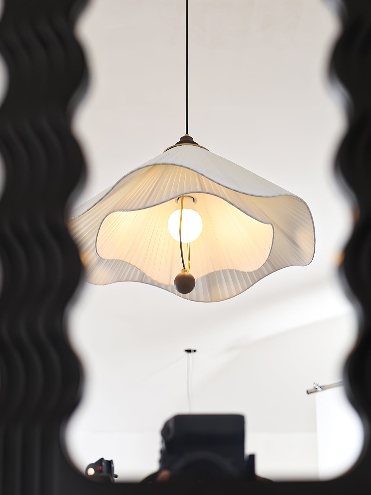 Scallop Edge Pendant Light detail view 12