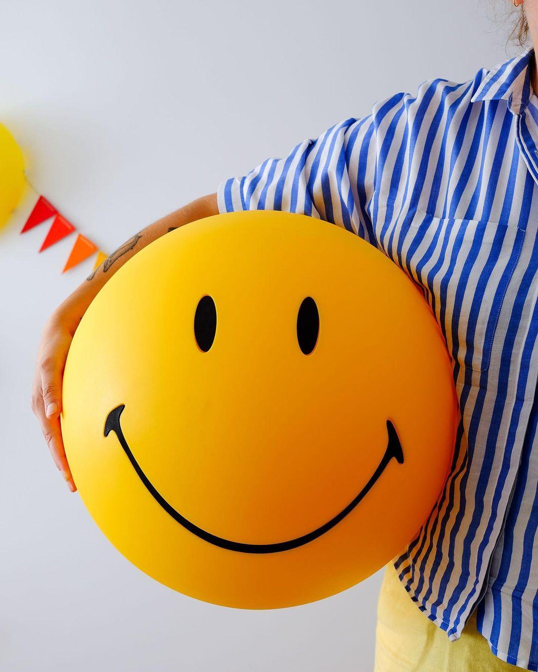 Smiling Reading Light Table Lamp detail view 3
