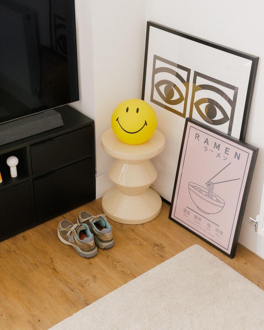 Smiling Reading Light Table Lamp detail view 28