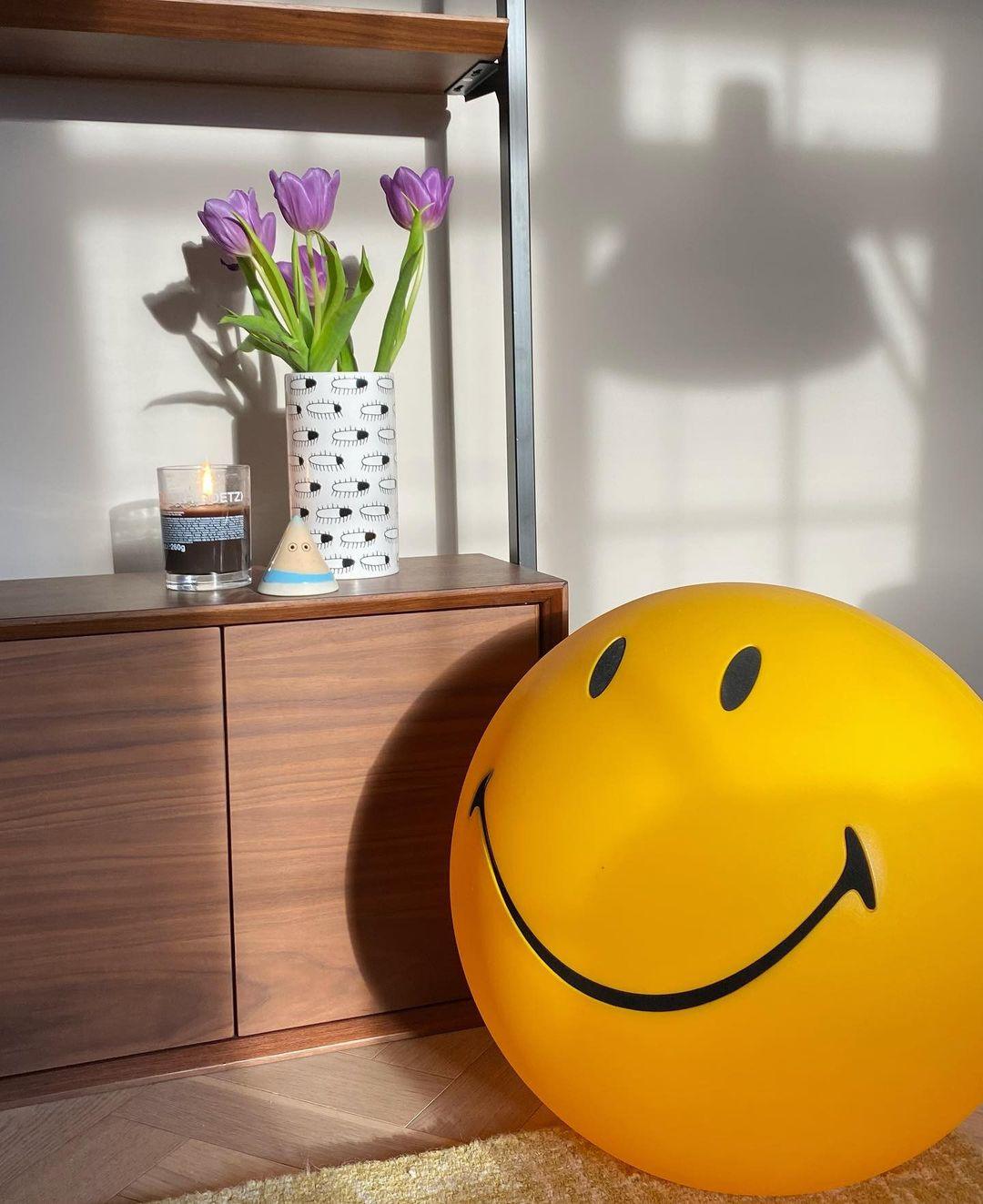 Smiling Reading Light Table Lamp detail view 29