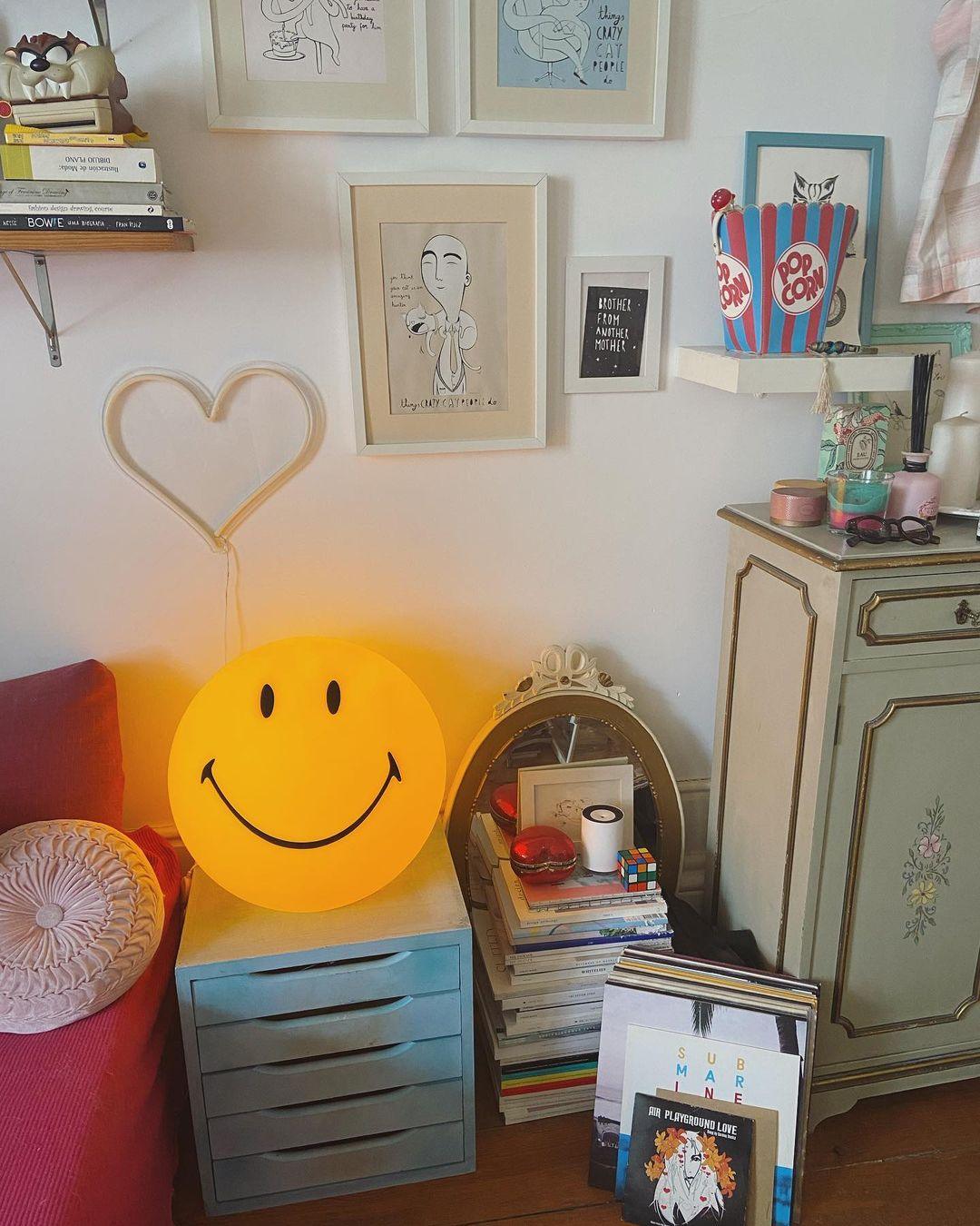 Smiling Reading Light Table Lamp detail view 30