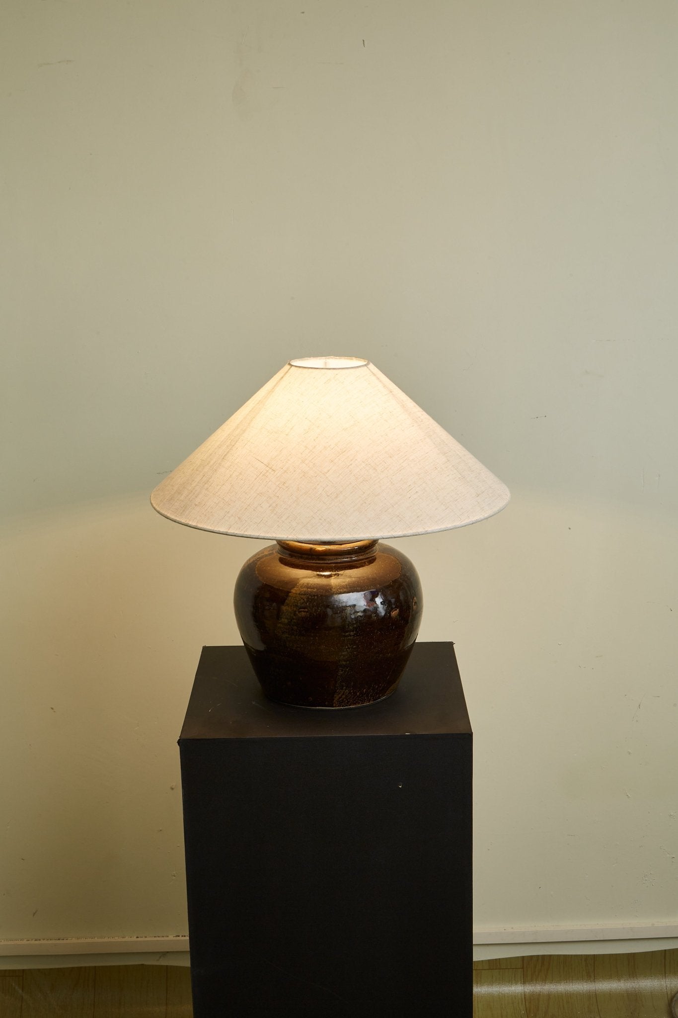 Umber Jar Table Lamp detail view 10