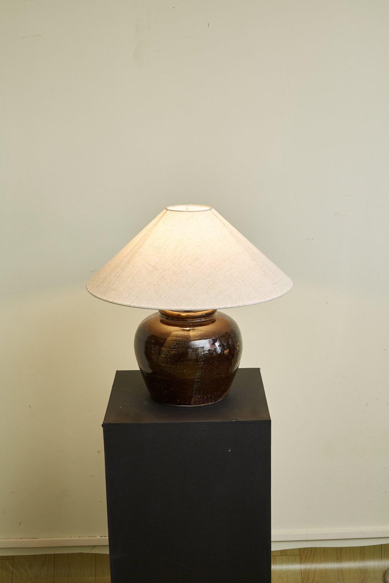 Umber Jar Table Lamp detail view 12