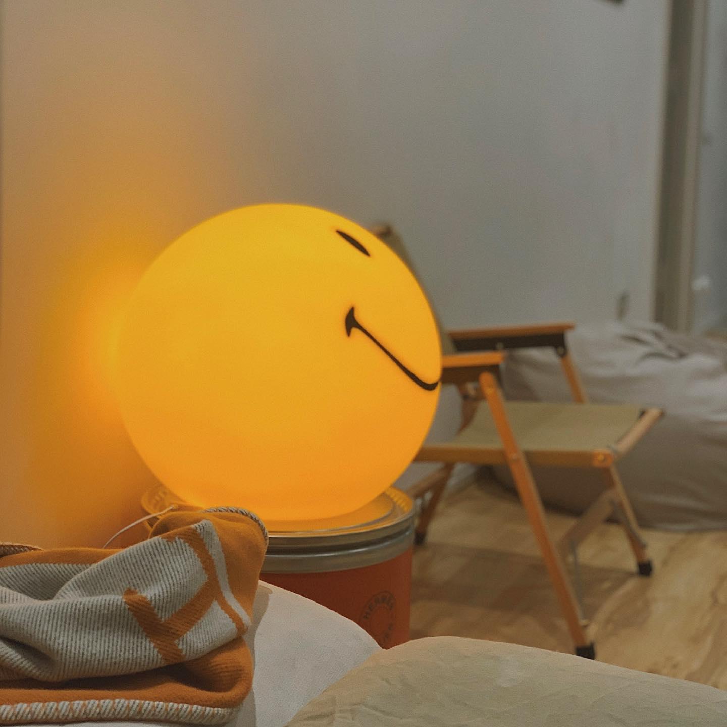 Smiling Reading Light Table Lamp detail view 16