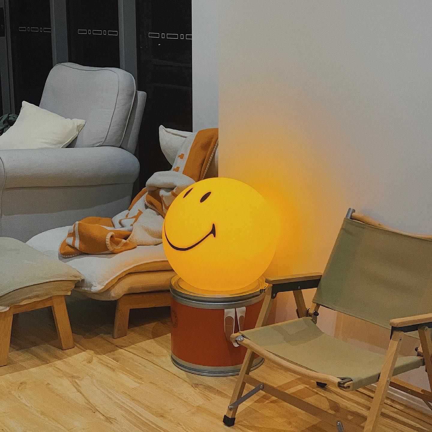 Smiling Reading Light Table Lamp detail view 17