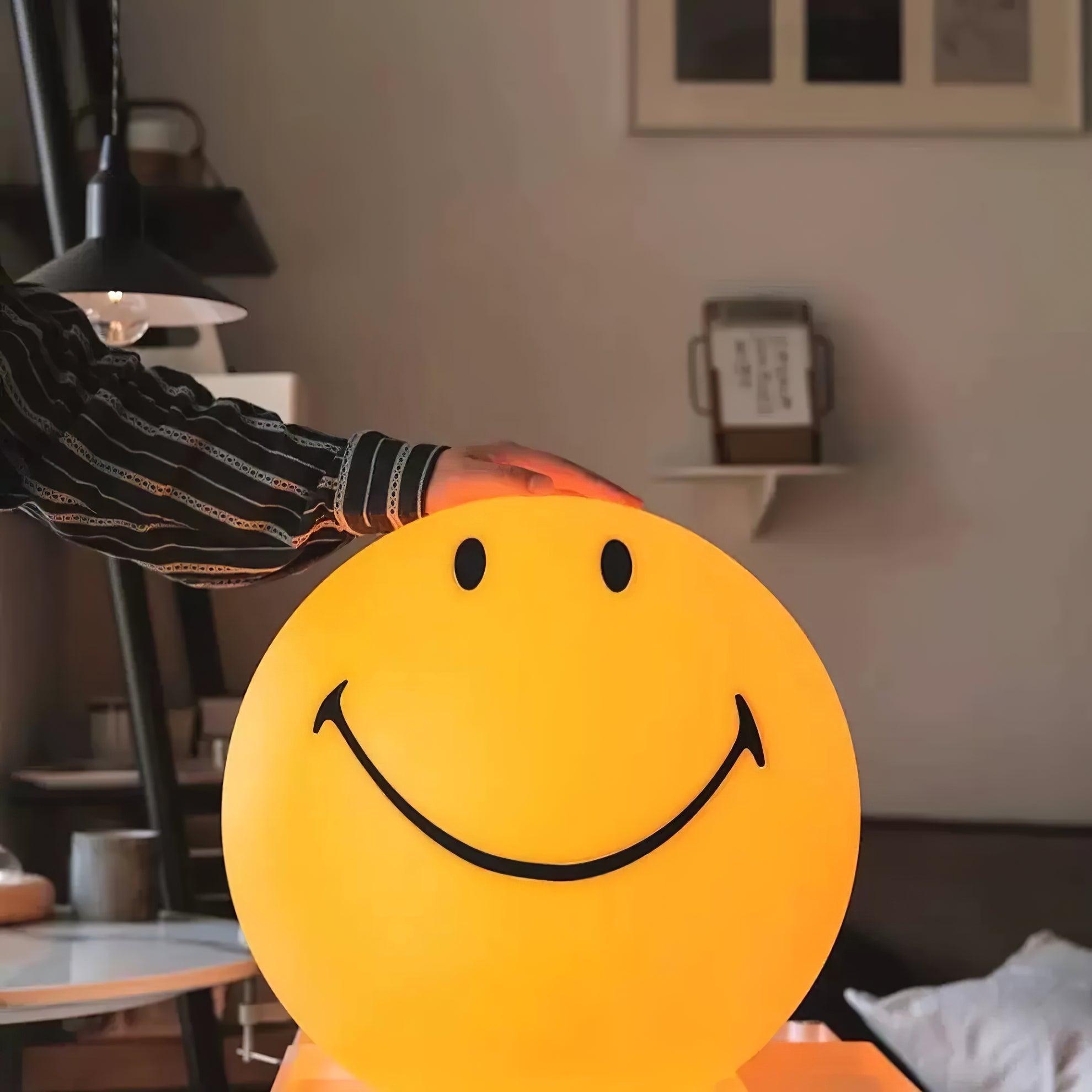 Smiling Reading Light Table Lamp detail view 19