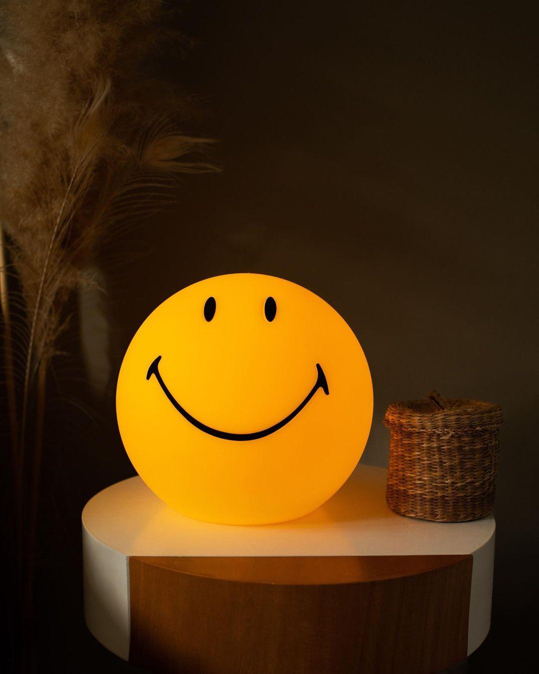 Smiling Rechargeable Built-in Battery Table Lamp detail view 2