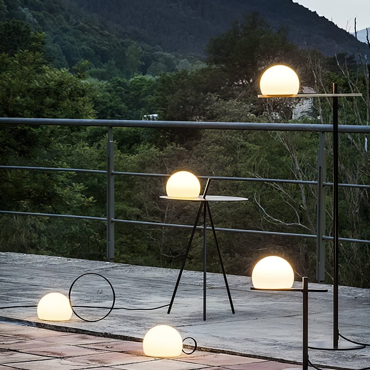 Soluna Tripod Outdoor Lamp End Table
