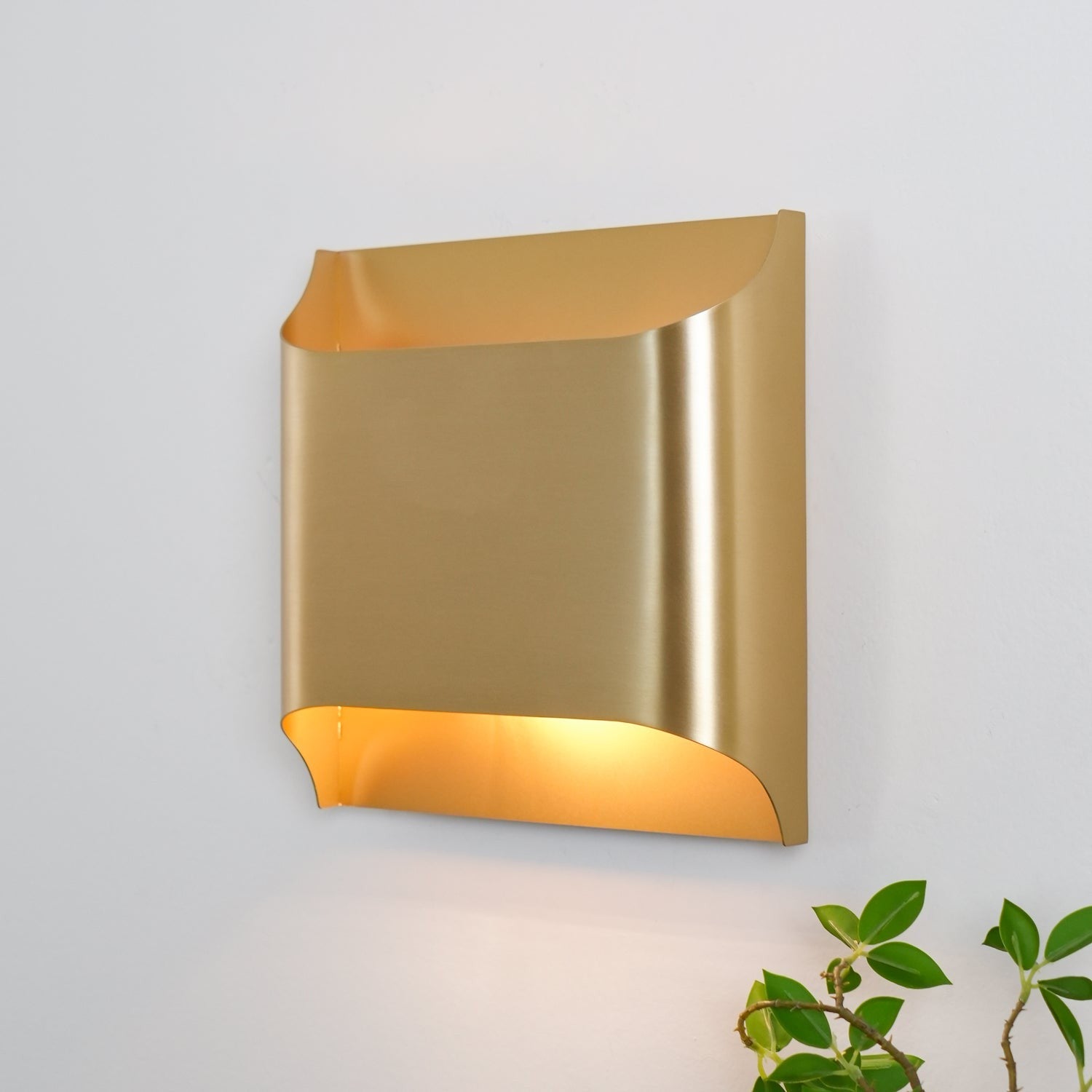 Leclerc Polished Brass Wall Sconce detail view 11